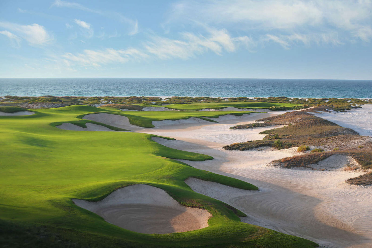 Golfplatz mit Meerblick und Sandbunkern