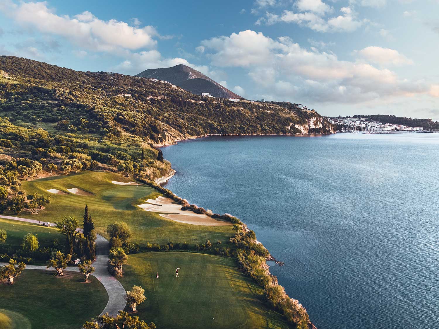 Golfplatz am Meer mit Hügeln