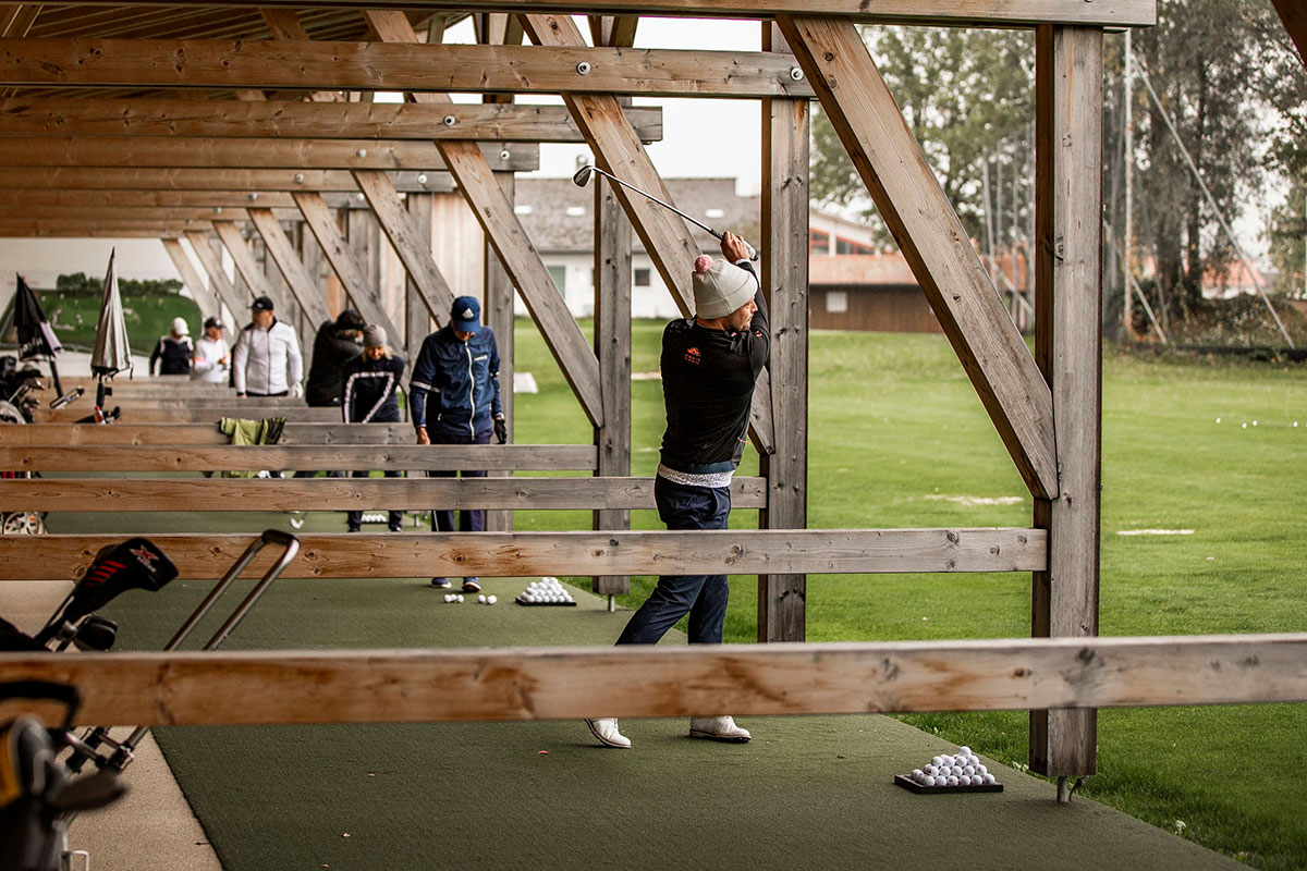 Golfspieler auf der Driving Range